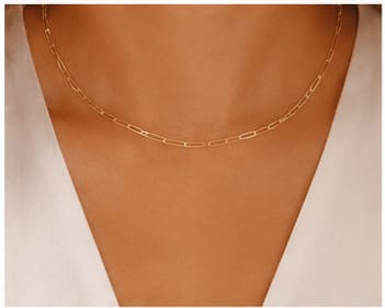 Fine gold chain at the collarbone